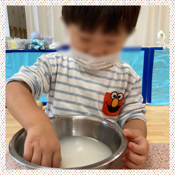 ルミナ川崎食育＿新米を研ぐ2歳児