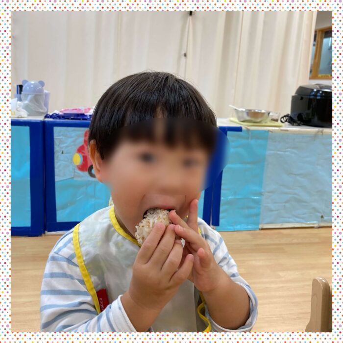 ルミナ川崎食育＿自分自身で握ったおにぎりを食べる児童