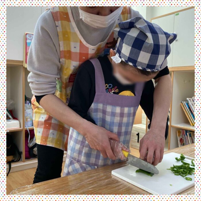 野菜を切る保育園児