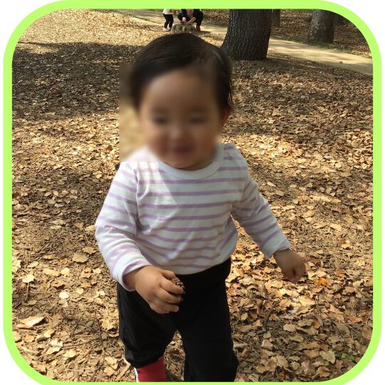 公園で遊ぶ1.2歳児