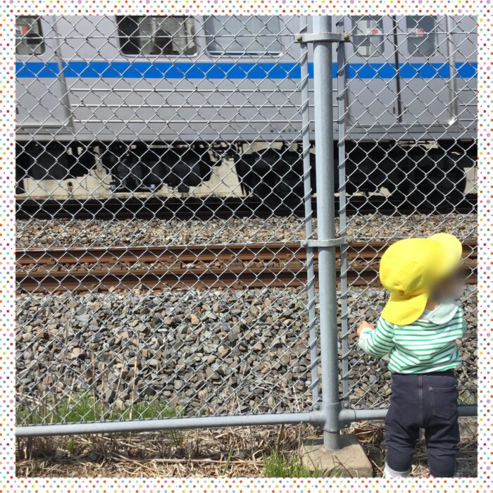 電車を見る園児