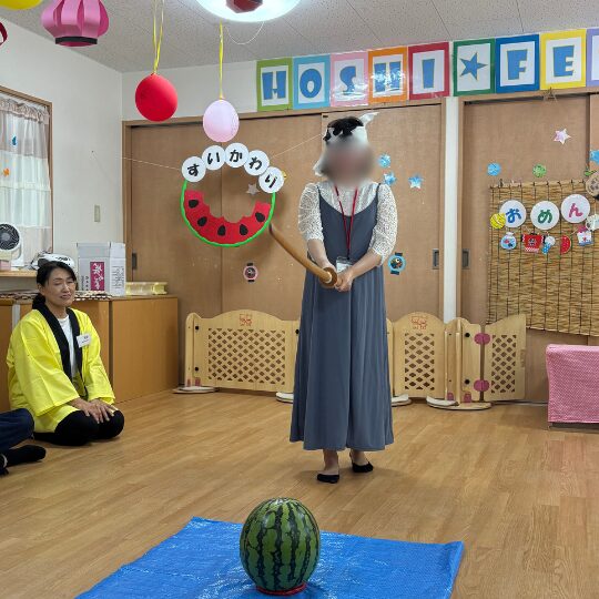 星のおうち新松戸の行事に参加した保護者
すいか割りに挑戦