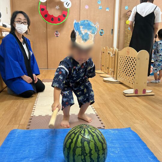 すいかわりに挑戦した園児