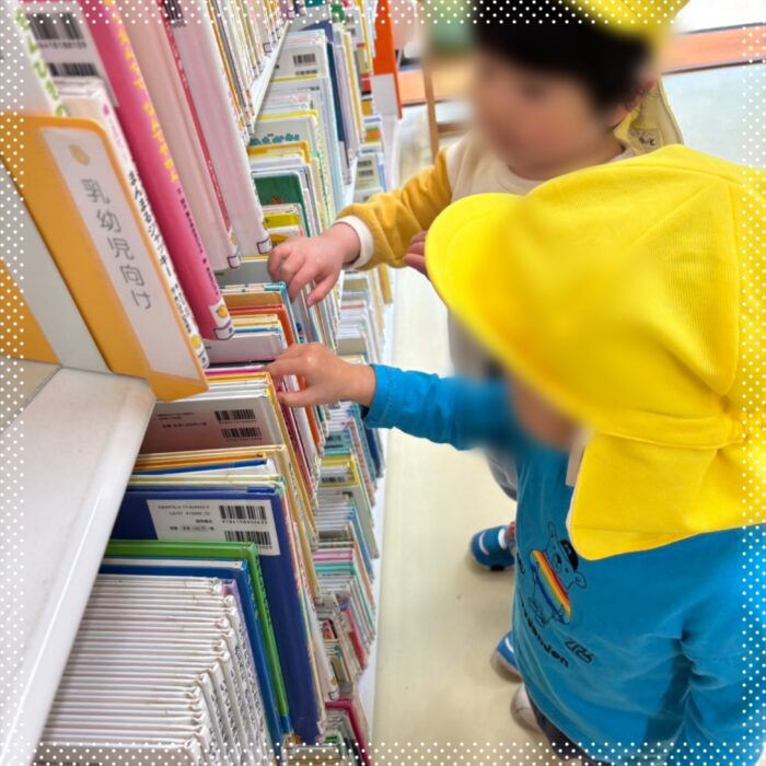 図書館で本探しする子どもたち