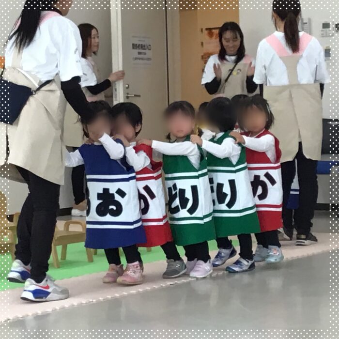 あっとほーむママ・にじのこ・卒園式・入場する２歳児