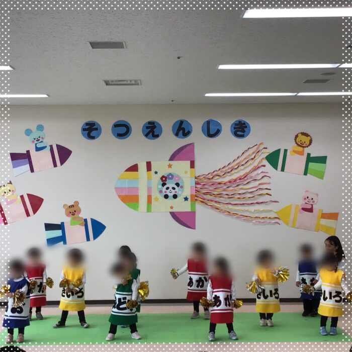 大勢の前で座る園児