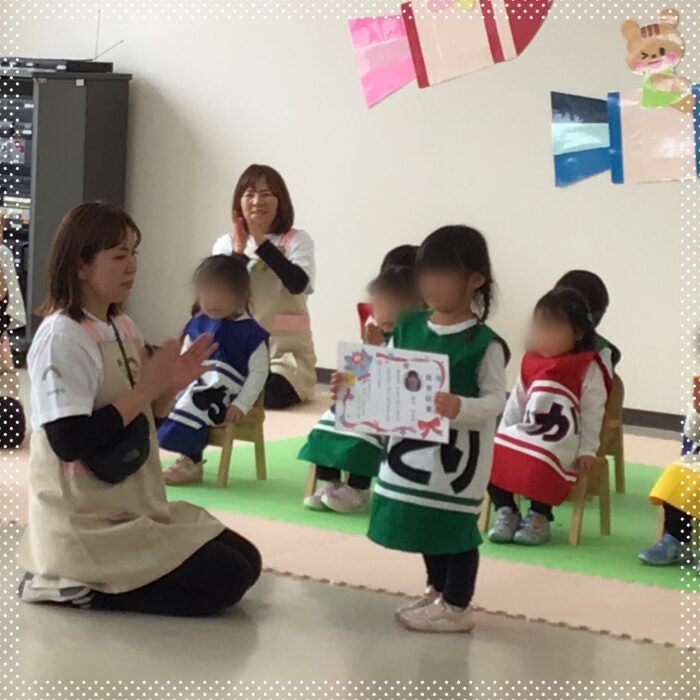 受け取った卒業証書をみせる卒園児