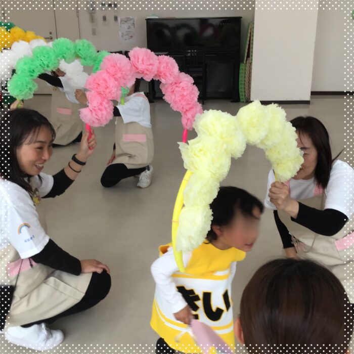 アーチをくぐって退場する卒園児