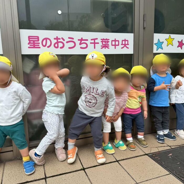 保育園の前で記念撮影
