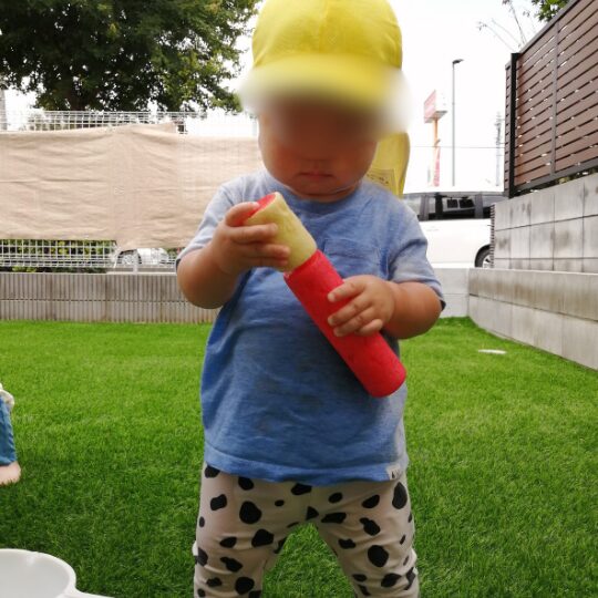 水遊びをする保育園児