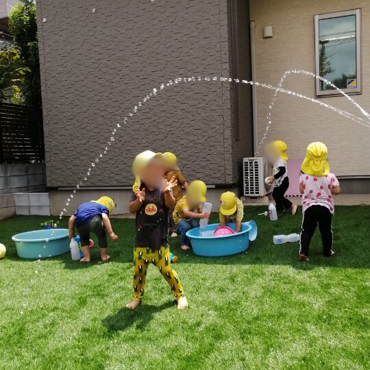 園庭で水遊び