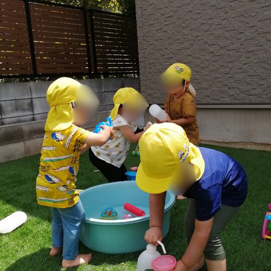 園庭で水遊び