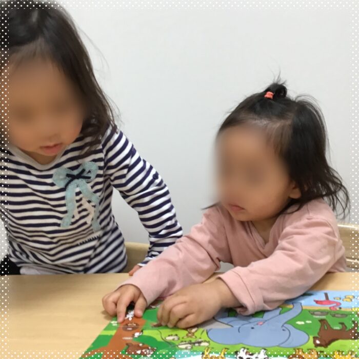 星のおうち大崎　保育園内で遊ぶ園児