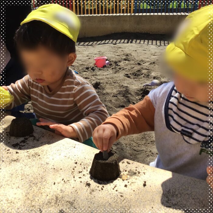 お砂場で遊ぶこどもたち