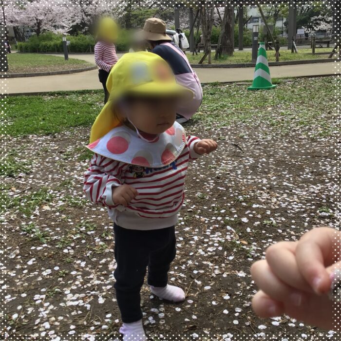 園外活動で公園で遊ぶ保育園児