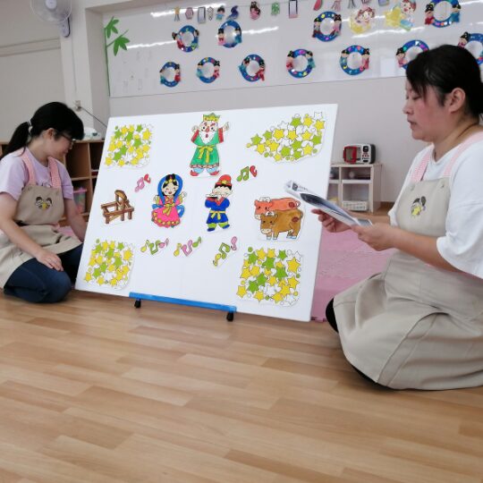 パネルシアターをおこなう保育士