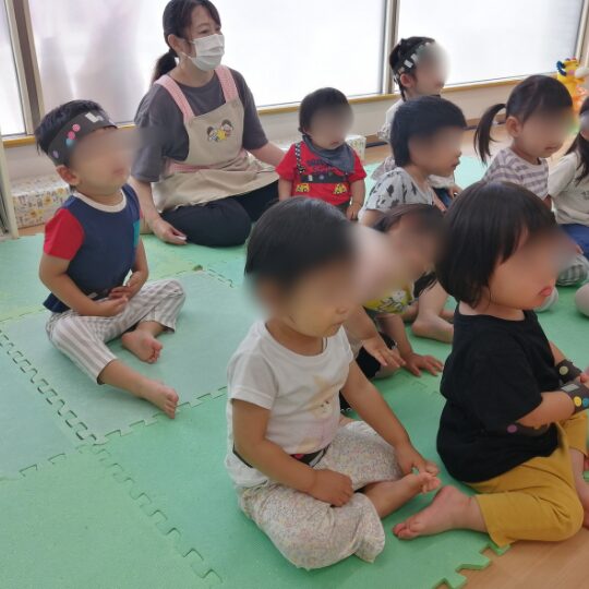 お話を聞く子どもたち