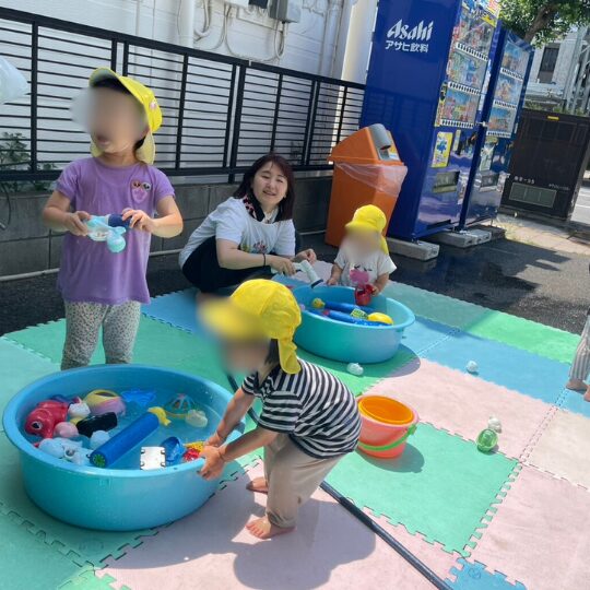 保育園の水遊びで遊ぶ子どもたち