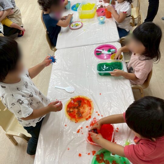 星のおうち幕張北　感触遊びをする園児