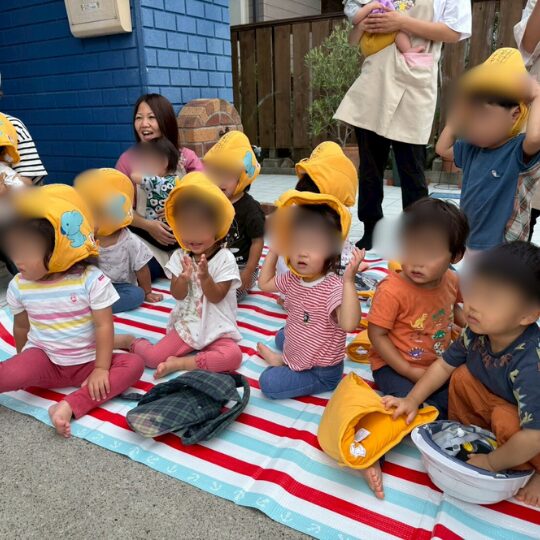 星のおうち幕張北　消火訓練を見守る子どもたち