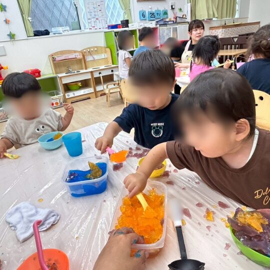 星のおうち幕張北 感触遊びをする園児