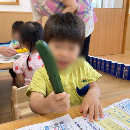 城南ルミナ保育園川崎の食育　2歳児と野菜