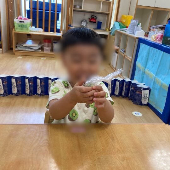 塩もみする園児