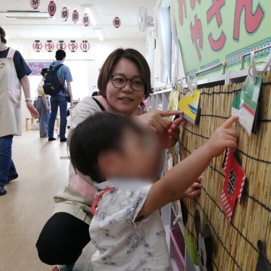 あっとほーむママ・にじのこ　おめんをえらぶ園児