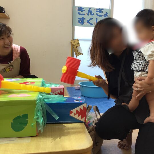 あっとほーむママ・にじのこ　わにわにゲームをする子どもと親