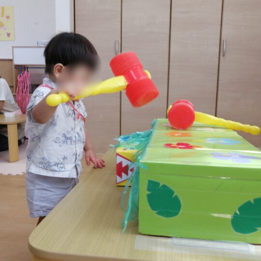 あっとほーむママ・にじのこ わにわにゲームをする子ども