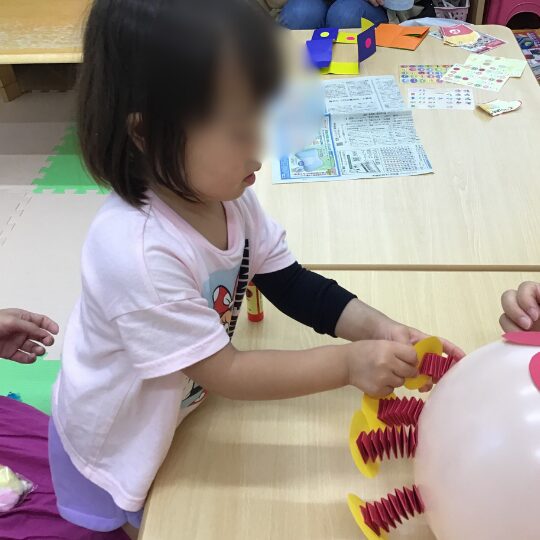あっとほーむママ・にじのこ 制作する子ども
