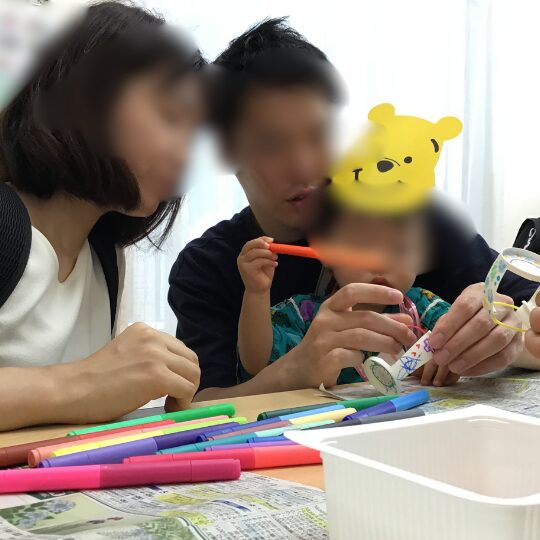 あっとほーむママ・にじのこ　制作する保護者と園児