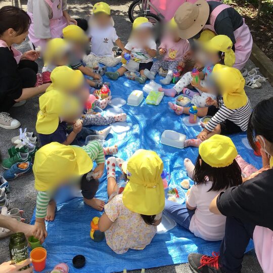 公園でお弁当を食べる星のおうち大崎 保育園児