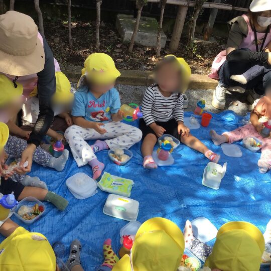 公園でお弁当を食べる星のおうち大崎 保育園児