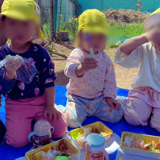 星のおうち幕張北　遠足でご飯を食べる子ども