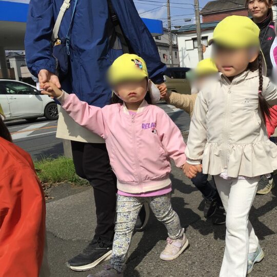 遠足に出かける子どもたち