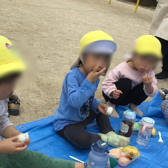 あっとほーむママ・にじのこ 遠足のお弁当を食べる2歳児