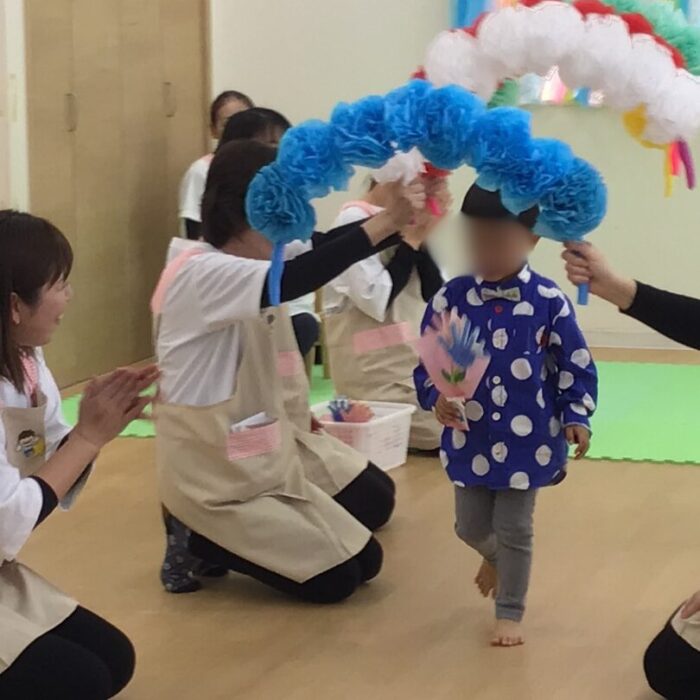 卒園式 あっとほーむママ・にじのこ 退場する2歳児