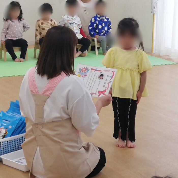 卒園式 あっとほーむママ・にじのこ 卒園証書を受け取る2歳児