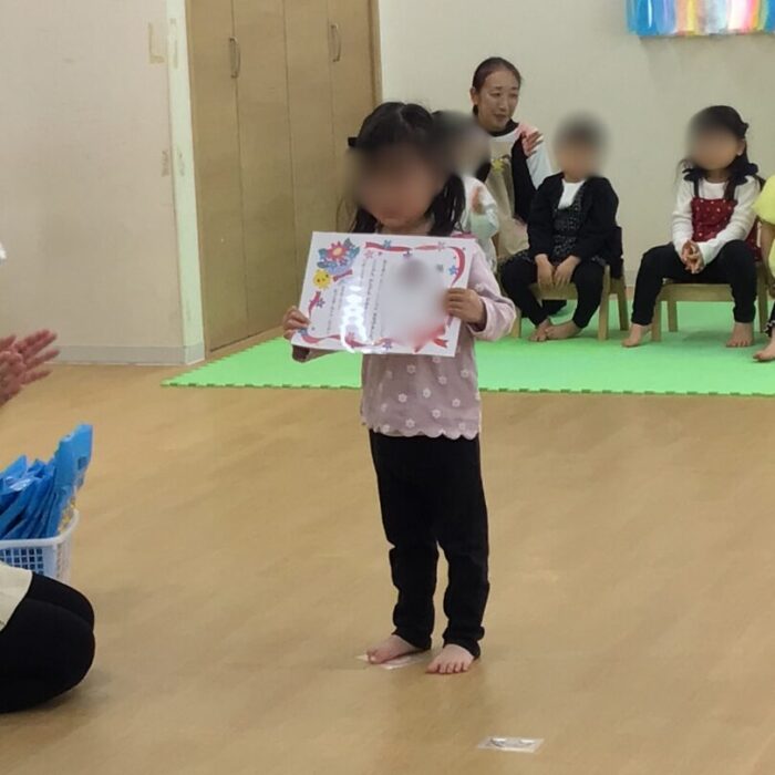 卒園式 あっとほーむママ・にじのこ 卒園証書を見せる2歳児