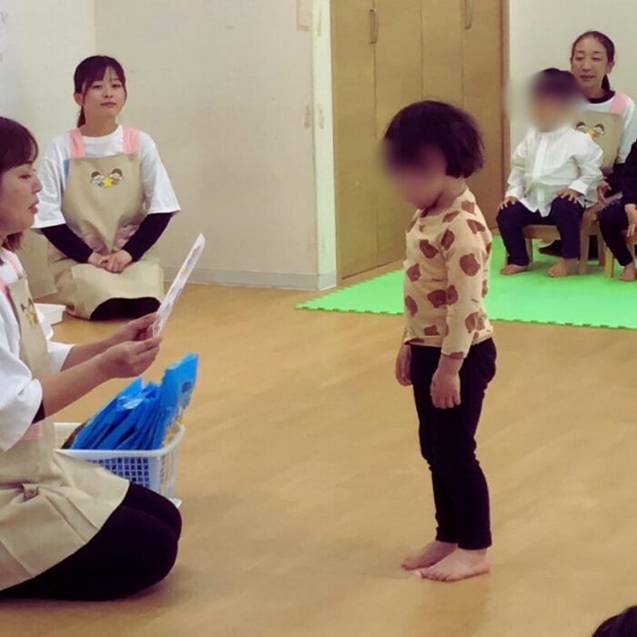 卒園式 あっとほーむママ・にじのこ 卒園証書を受け取る2歳児