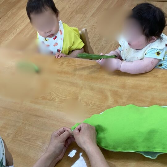 城南ルミナ保育園川崎で初めて食育活動を体験する0歳児