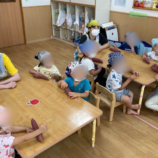 10月の食育活動でお話を聞く2歳児