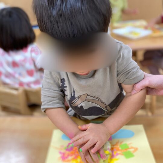 野菜スタンプを体験する2歳児