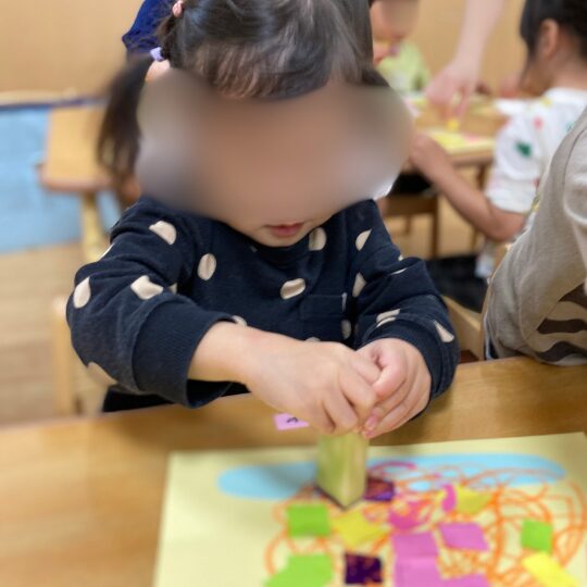 野菜スタンプを体験する2歳児
