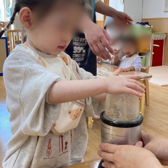 1歳児保育園の食育 ミキサーを使う子ども
