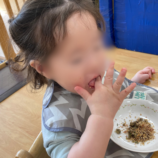 試食する0歳児