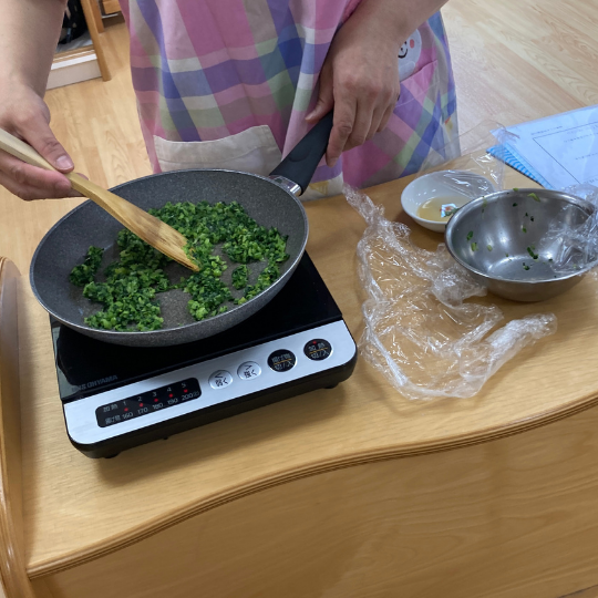 小松菜を炒める
