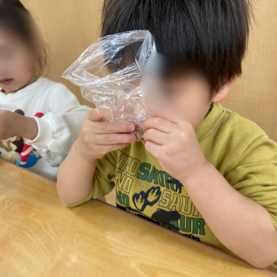 においを嗅ぐ男児