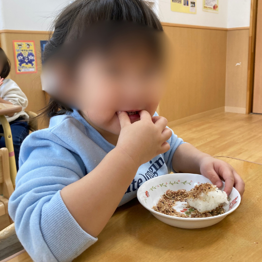 試食する女児